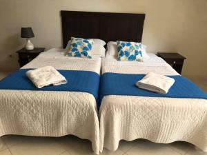 Una cama o camas en una habitación de Sol de Luque Casa-hotel