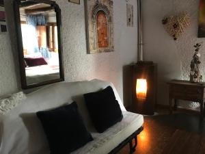 Łóżko lub łóżka w pokoju w obiekcie Cabaña rústica