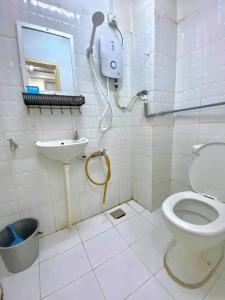 ein Bad mit einem WC und einem Waschbecken in der Unterkunft Nipah River View Bajet Hotel in Kuala Terengganu