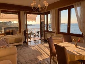 un soggiorno con tavolo e vista sull'acqua di OASIS Golden Lagoon Chalet a Lido di Venezia