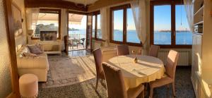 uma sala de estar com uma mesa e cadeiras e um sofá em OASIS Golden Lagoon Chalet em Lido di Venezia