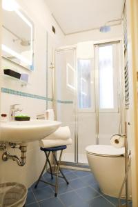 ein weißes Bad mit einem Waschbecken und einem WC in der Unterkunft Appartamento San Marco Frezzaria in Venedig