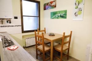 eine Küche mit einem kleinen Tisch und 2 Stühlen in der Unterkunft Appartamento San Marco Frezzaria in Venedig