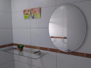 baño con espejo y estante de cristal en apê em Martin de Sá - Caragua, en São Paulo 31 fotos más