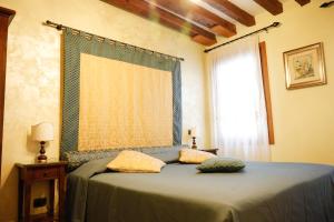 Schlafzimmer mit einem Bett und einem Fenster in der Unterkunft Appartamento San Marco Frezzaria in Venedig