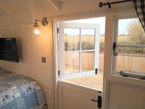 Letto o letti in una camera di Yew Tree View Luxury Shepherd's Hut