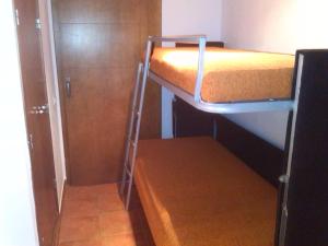 ein kleines Zimmer mit einem Etagenbett und einer Leiter in der Unterkunft Apartamento Turístico Edificio Monte Oiz 1 in Sierra Nevada
