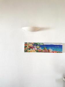 uma pintura de uma cidade numa parede em Domus Afrodite em Anzio