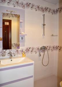 代溫的住宿－Къщи за гости "КАРАТА" 2，带淋浴、盥洗盆和镜子的浴室