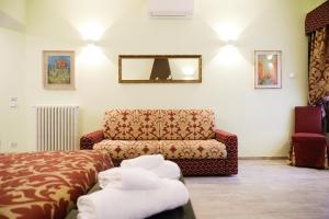 a hotel room with a couch and a mirror at Ca' Corazzeri in Venice