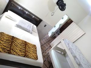 Habitación con cama y espejo. en Casa da Sua Família en Mucugê