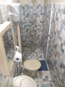 a bathroom with a toilet and a shower at Casa da Sua Família in Mucugê