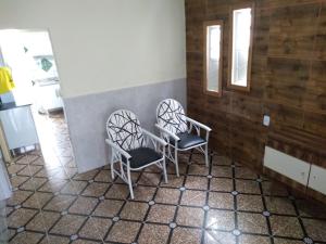 two chairs sitting in the corner of a room at Casa da Sua Família in Mucugê