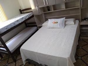 Cama en habitación con 2 literas en Casa da Sua Família, en Mucugê