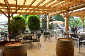Restoran ili drugo mesto za obedovanje u objektu Hotel-Restaurant Saint Romain Logis