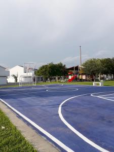 - un terrain de basket avec un panier de basket dans l'établissement AIRPORT SHORT & LONG TERM EXPRESS ALMERIA x, à Monterrey