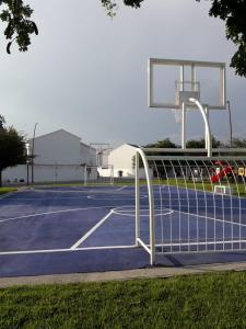 - un panier de basket sur un court de tennis dans l'établissement AIRPORT SHORT & LONG TERM EXPRESS ALMERIA x, à Monterrey