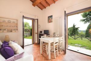 salon z białym stołem i kanapą w obiekcie Casina di Dario w mieście Contignano