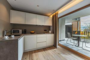 Kuchyň nebo kuchyňský kout v ubytování Maraias - Luxury Suites & Apartments