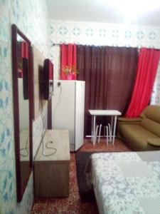 Zimmer mit einem Kühlschrank, einem Tisch und einem Stuhl in der Unterkunft Dona Maura - Hospedagem Domiciliar in Pelotas