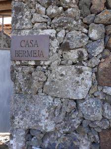 GuarazocaにあるCasa Bermejaの石垣の看板