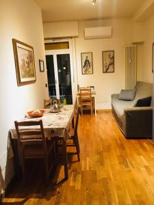 ein Wohnzimmer mit einem Tisch und einem Sofa in der Unterkunft Giorgio's Central Station in Bologna