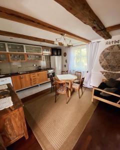 Foto da galeria de OAZA POD STRZECHĄ Klimatyczny dom z 3 sypialniami na wyłączność z kominkiem i dużym ogrodem em Ustronie Morskie