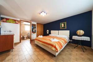 um quarto com uma cama e uma parede azul em One bedroom appartement at Catania 200 m away from the beach with furnished terrace and wifi em Catânia