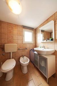 uma casa de banho com um WC e um lavatório em One bedroom appartement at Catania 200 m away from the beach with furnished terrace and wifi em Catânia