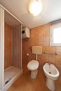 uma casa de banho com um WC, um chuveiro e um lavatório. em One bedroom appartement at Catania 200 m away from the beach with furnished terrace and wifi em Catânia