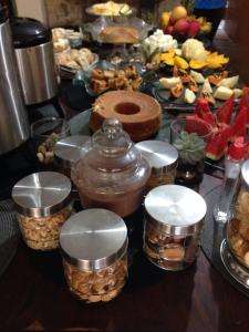 uma mesa com um monte de diferentes tipos de alimentos em Pousada D'Pillel em Abraão