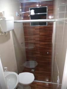 uma casa de banho com um chuveiro, um WC e um lavatório. em Casa Bela Paisagem em Mucugê