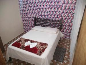 a bed in a room with a patterned wall at Casa Bela Paisagem in Mucugê