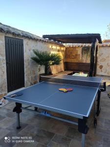 a ping pong table on a patio with a table at Mi lugar favorito in Torrejón del Rey