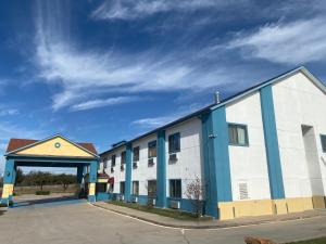 Gallery image of Tropicana Inn and Suites in Dallas
