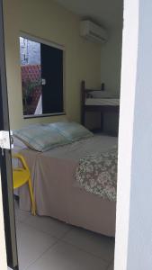 Cama o camas de una habitación en hospedagem penha SC
