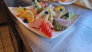 un piatto di cibo con frutta su un tavolo di Sonne a Halblech