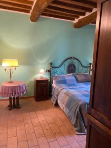 A bed or beds in a room at Podere La Tona Még 37 kép