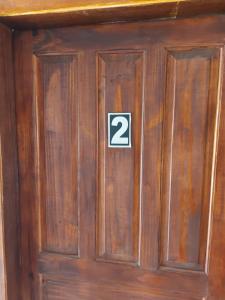 uma porta de madeira com o número dois em Pôr do sol apartamentos em Fortaleza