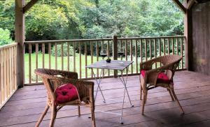 una mesa y dos sillas en un porche en Jopes Mill and Lodge, en Looe