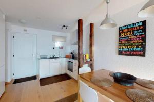 uma cozinha com uma mesa de madeira com uma tigela em Charmant et lumineux appartement Duplex à Charmey em Charmey