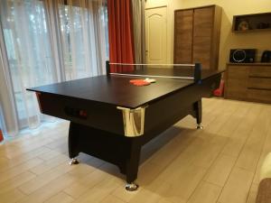 Stolní tenis v ubytování Jūrmalas Priedes nebo okolí