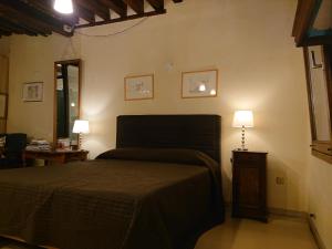 um quarto com uma cama e duas lâmpadas sobre uma mesa em Studio Apartment San Marco 1825 fully sanitzd em Veneza