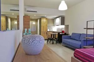 salon z niebieską kanapą i stołem w obiekcie il piccolo loft w mieście Ventimiglia +8 zdjęć