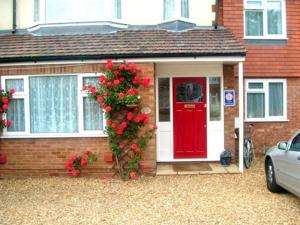 a house with a red door with areath of roses at Rosa's Bed and Breakfast in Cambridge