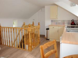 een keuken met een trap en een wastafel in een kamer bij Apple Loft in Alford