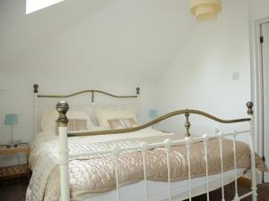 a bedroom with a white bed with a white comforter at Apple Loft in Alford