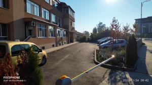 eine Straße mit Autos, die an der Seite eines Gebäudes geparkt sind in der Unterkunft UNIQUE LOCATION APARTMENT WITH PARKING in Burgas City