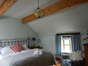 Tempat tidur dalam kamar di Armidale Cottages B&B
