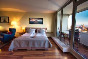 a hotel room with a bed and a balcony at Altstadtapartment Mainz in Mainz